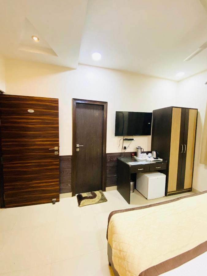 Hotel Pradeep Palace Gorakhpur Esterno foto