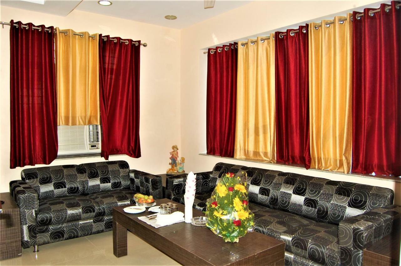 Hotel Pradeep Palace Gorakhpur Esterno foto