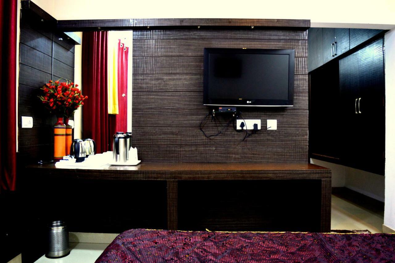 Hotel Pradeep Palace Gorakhpur Esterno foto